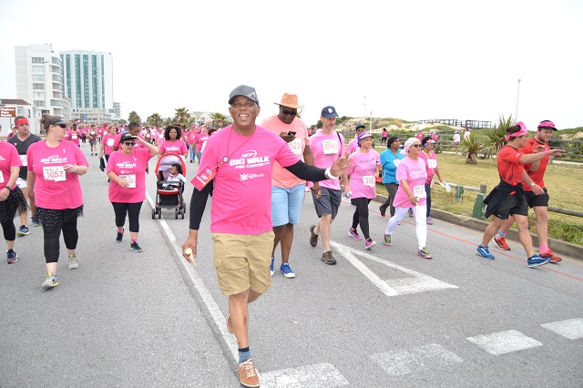 Big walk crowd paint PE beachfront pink